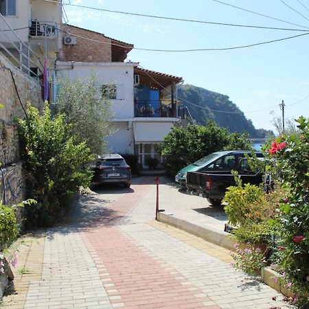 Ann'S Apartment Himare Bagian luar foto